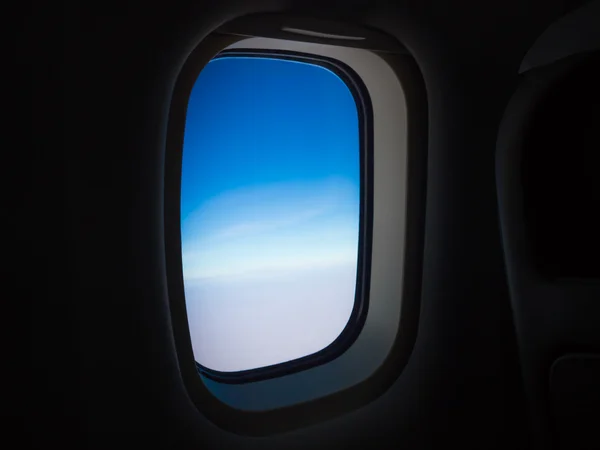Janela de Avião Vista céu azul e grupo de nuvens — Fotografia de Stock