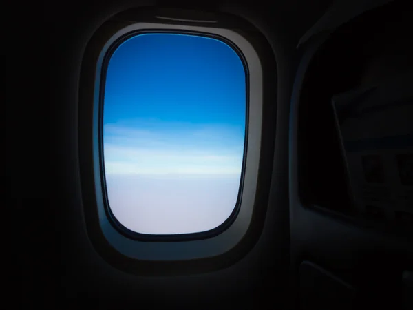 Janela de Avião Vista céu azul e grupo de nuvens — Fotografia de Stock