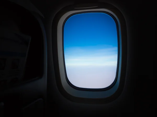 Janela de Avião Vista céu azul e grupo de nuvens — Fotografia de Stock