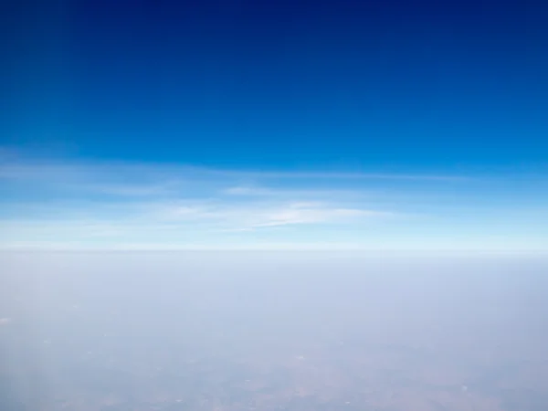 Krásné modré oblohy a skupiny Cloud, pohled z okna letadla — Stock fotografie