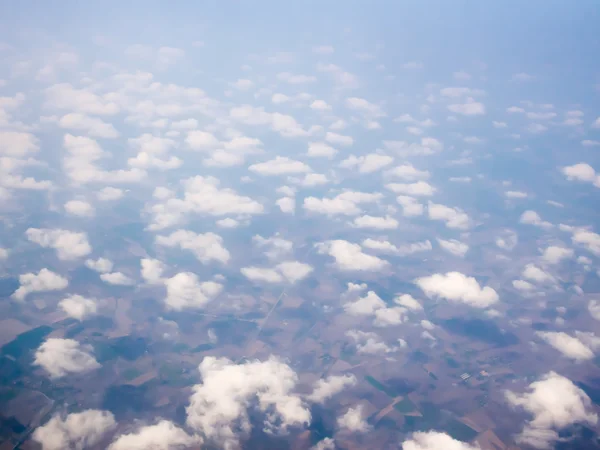 Bonito do céu azul e grupo de nuvens, Vista do plano das janelas — Fotografia de Stock