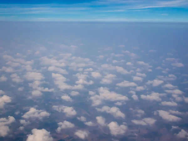 Bonito do céu azul e grupo de nuvens, Vista do plano das janelas — Fotografia de Stock