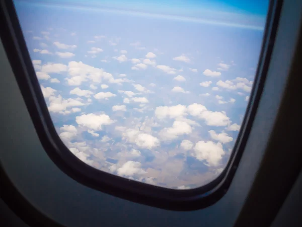 Janela de Avião Vista céu azul e grupo de nuvens — Fotografia de Stock