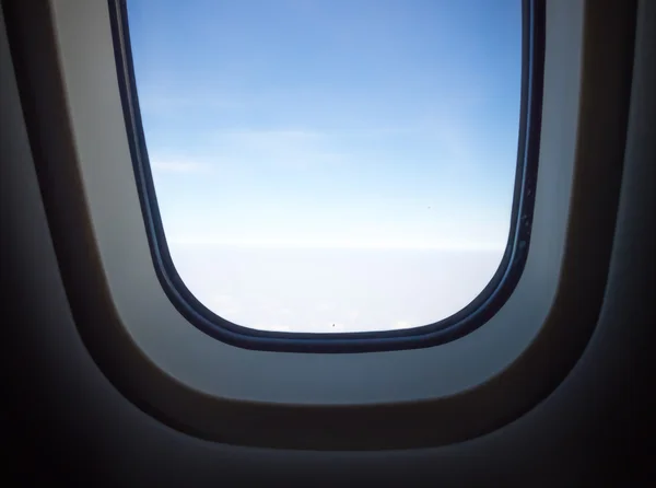 Janela de Avião Vista céu azul e grupo de nuvens — Fotografia de Stock