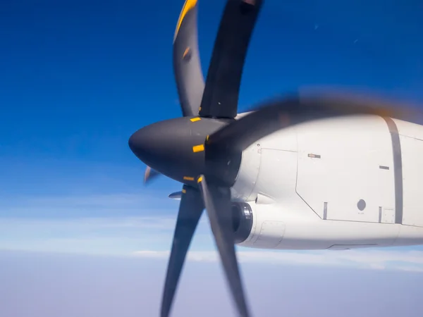 Uçan bir uçak kanadı ve kabarık beyaz bulutlar ile tropikal bir hedefe yüksek irtifa — Stok fotoğraf