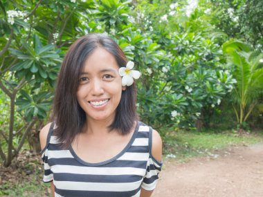 Asyalı kadın gülümsüyor. Mutlu, mutlu, sevinçli, neşeli, olumlu ifade kadın.