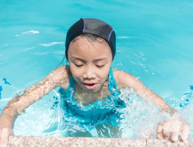 Emniyet konsepti. Sadece sür su çocuklar. Küçük Asyalı çocuklar kız yüzme havuzunda. Yaz açık.