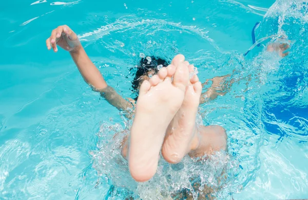 Güvenlik konsepti. Küçük çocuklar suya düşüyor. Yüzme havuzunda küçük Asyalı çocuk kız. Yaz açık. — Stok fotoğraf