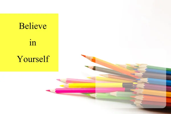 Citação motivacional inspiradora no fundo do lápis de cor — Fotografia de Stock