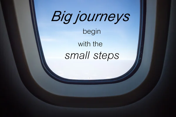 Palabra Los grandes viajes comienzan con los pequeños pasos.Cita motivacional inspiradora en el fondo de la ventana plana —  Fotos de Stock