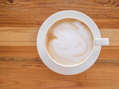 Seçici odak bulanıklık bir fincan kahve latte ahşap tablo