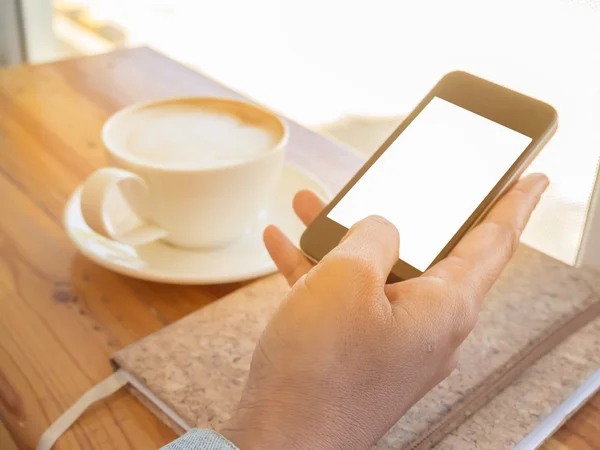 Ellerin boş kopya alanı ekranlı cep telefon reklam metin mesajı veya promosyon içerik, kahve molası sırasında cep telefonu video izlerken hipster adam tutarak yakın çekim