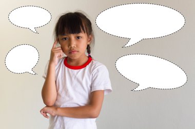 Asyalı kız çocuk için bir şey düşünüyor