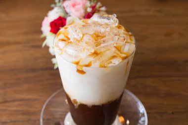 Ahşap masa üzerine sütlü buz kahve