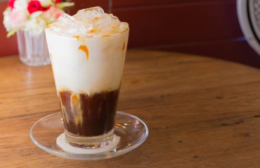 Ahşap masa üzerine sütlü buz kahve