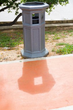 Uzun shardow bin bahçede