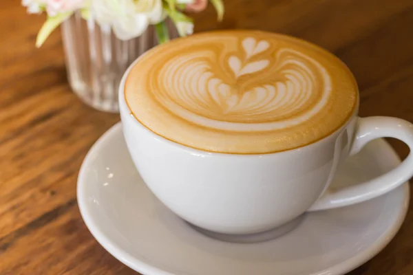Café latte arte en el escritorio de madera —  Fotos de Stock