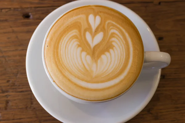 Café latte art sur le bureau en bois — Photo