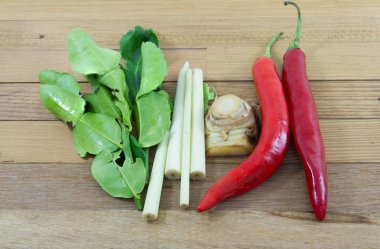 Tom Yam nesne üzerinde ahşap