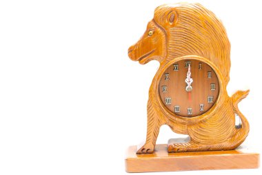 Antika ahşap aslan beyaz bitti izole