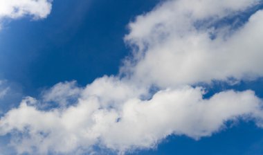 Arka plan mavi gökyüzü ve beyaz coluds