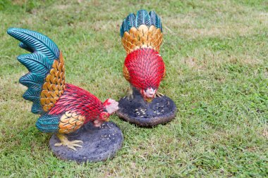 Bahçe heykel horoz kürsüye