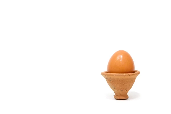 鸡蛋在白色背景上的陶器 — 图库照片