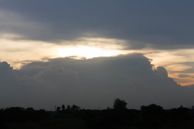 Geceden önce gökyüzü günbatımı bir günde son