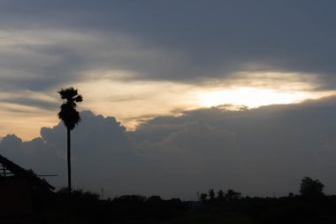 Geceden önce gökyüzü günbatımı bir günde son