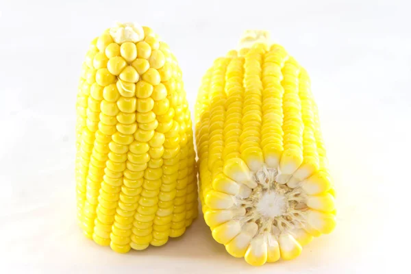 Świeżych kukurydzy na białym tle. na białym tle — Zdjęcie stockowe