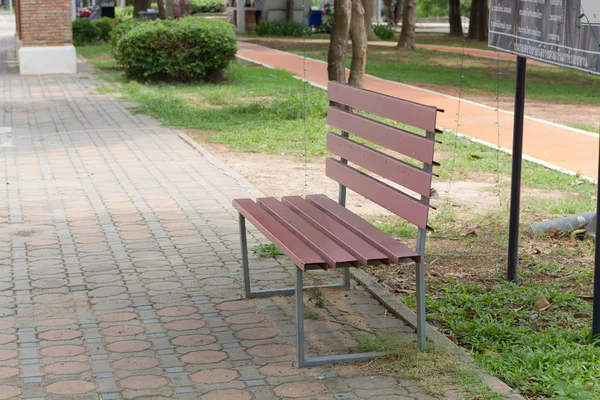 L'originale sedia in acciaio rosso sul parco — Foto Stock