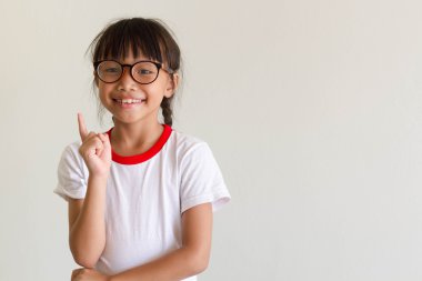 Asyalı kız çocuk için bir şey düşünmeye ve iyi bir fikrim var.