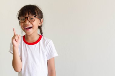 Asyalı kız çocuk için bir şey düşünmeye ve iyi bir fikrim var.