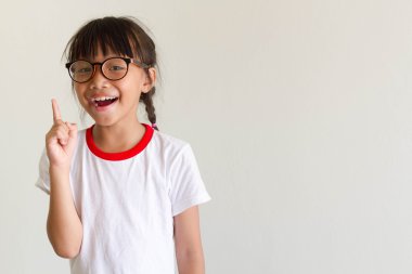 Asyalı kız çocuk için bir şey düşünmeye ve iyi bir fikrim var.