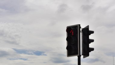 Trafik ışığı mavi gökyüzü ve beyaz bulut