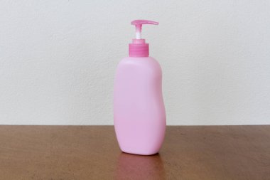 Pembe sağlık ve güzellik ürünleri şişe ahşap üzerinde kozmetik