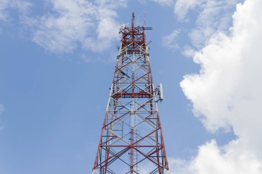 Bulut ve mavi gökyüzü ile anten iletişim Kulesi