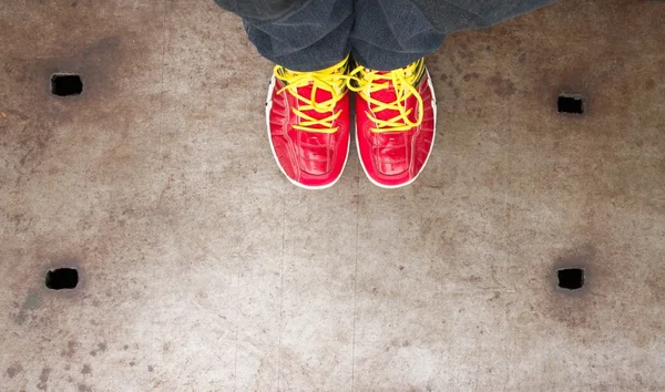 텍스트 또는 기호에 대 한 공간을 가진 강철 덮개에 빨간 신발 발 개념 — 스톡 사진