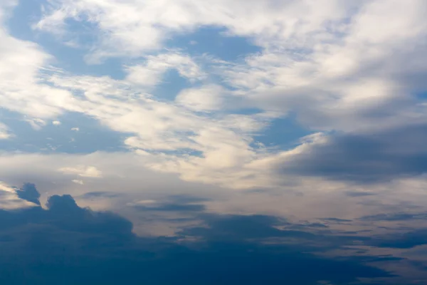 青い空と雲の抽象的なぼかし — ストック写真