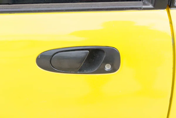 Eski sarı araba siyah tanıtıcısı — Stok fotoğraf