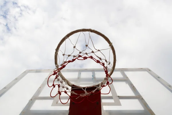 Las teclas de baloncesto en el grupo de nubes — Foto de Stock