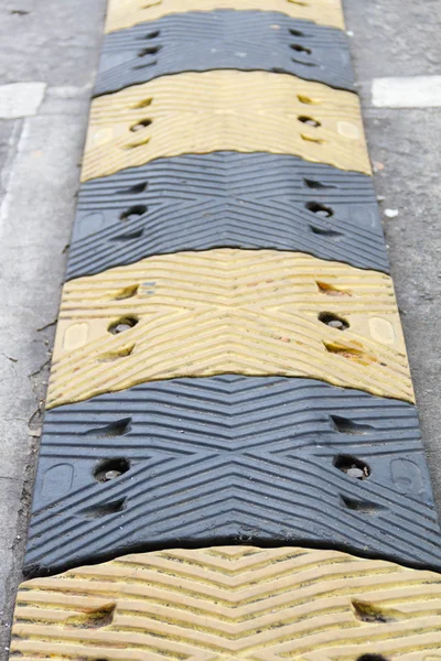 Gelbe und schwarze Straßensperre auf der Straße — Stockfoto
