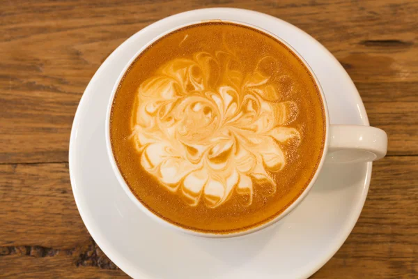 Bir fincan sıcak kahve geç — Stok fotoğraf