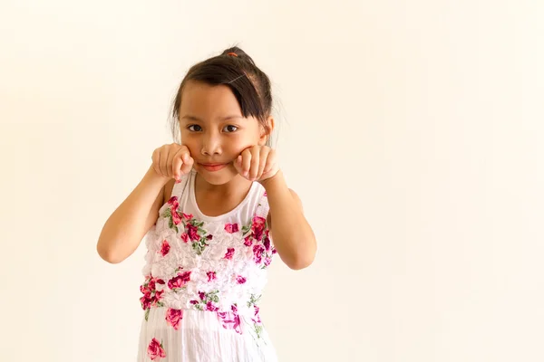 Menina asiática criança é expressões de engraçado — Fotografia de Stock