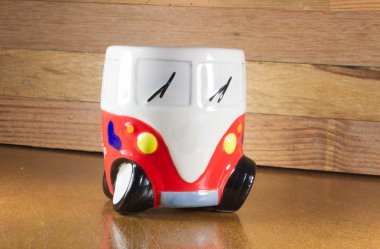 Kahve kupa, konsept otomobil ahşap arka plan üzerinde