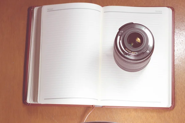 Lente da foto da câmera no notebook, fotografia conceito - Estilo de efeito vintage imagens — Fotografia de Stock