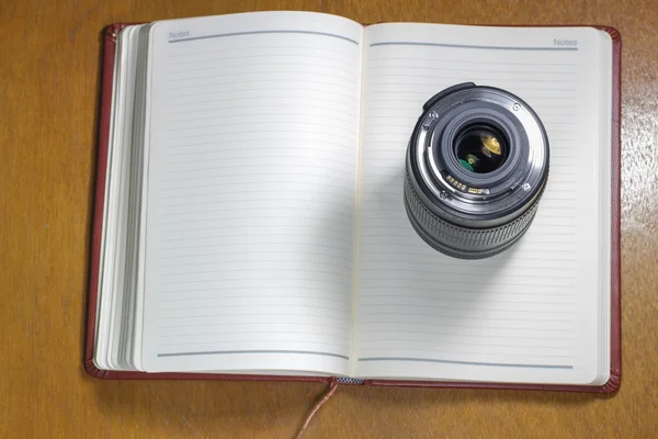 Foto cameralens op notebook, concept fotografie — Stockfoto