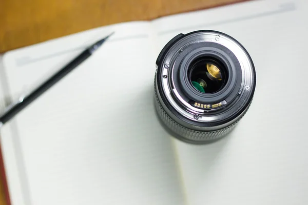 Foto cameralens op notebook, concept fotografie — Stockfoto