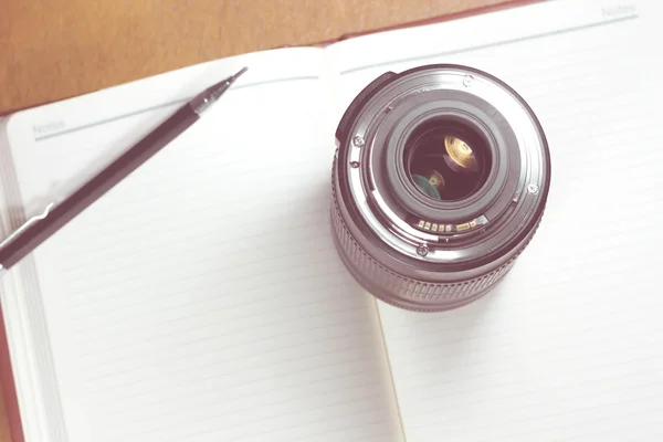 Lente de foto da câmera no notebook, fotografia conceito - Recife vintage — Fotografia de Stock