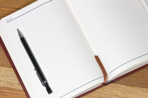 Notebook em branco sobre mesa de madeira, conceito de negócio — Fotografia de Stock